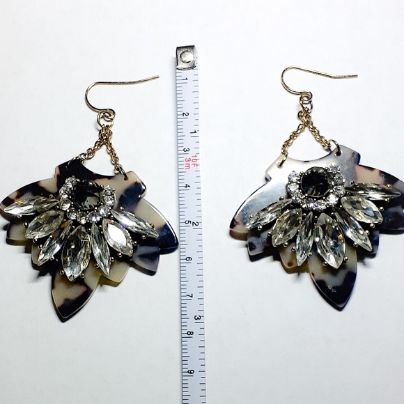 🎀White Tortoise Earrings - Picture 3 of 6